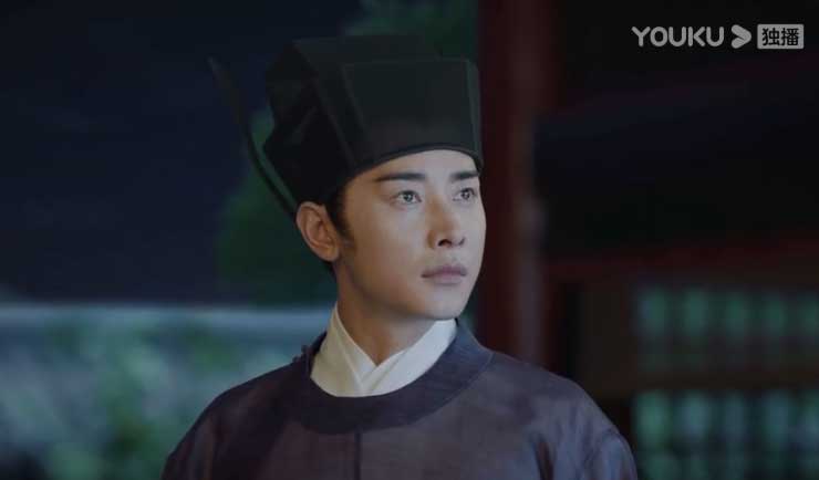 Royal Nirvana: Luo Jin looks at moon
